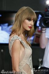 组图：斯威夫特获EMA三项大奖后台抱三球