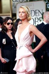 组图：第69届金球奖红毯查理兹-塞隆大V领礼服