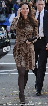 组图：凯特王妃黑丝美腿踩高跟不畏寒冬