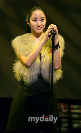 幻灯图集：文根英金素妍等献爱心 三女星黑丝袜PK