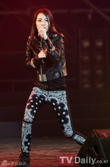 组图：韩团SJ少女时代等亮相《GS&CONCERT》