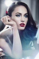 高清组图：梅根-福克斯代言彩妆 性感红唇抢眼