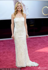 组图：群星闪耀红毯 暮光女拄拐海瑟薇优雅