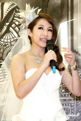 高清：萧亚轩化身纯美新娘 获赠10克拉钻石戒指