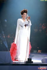 组图：甄妮香港个唱开幕 低胸热舞秀豪乳