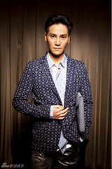 组图：丁子峻演绎职场精英男 称岳飞是大职场