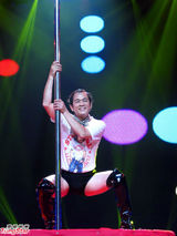 组图：60岁退休男干部挑战钢管舞 舞姿不输职业舞者