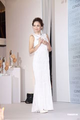 组图：陈乔恩纯白长裙代言 大露背秀性感