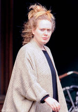 组图：阿黛尔素颜逛书店 睡眼惺忪头发凌乱