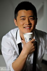 幻灯图：赵锦焘耍宝连拍照 为灾区祈福