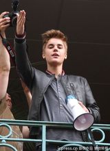 组图：比伯拿扩音喇叭开阳台演唱会