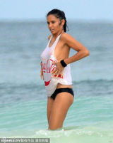 组图：维秘模特真空湿身 两点若隐若现诱惑升级