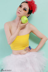 组图：芙蓉姐姐写真走糖果路线 白色纱裙显甜美