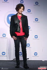 组图：杨培安加盟华纳 师兄萧煌奇站台