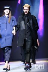 组图：EXO出席时装周开幕 携女模走秀帅气十足