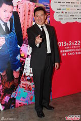 组图：周秀娜穿太空服被吊起 花心前男友遭炮轰