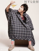 幻灯图集：姜志焕杂志照玩变身 调皮可爱喝啤酒