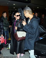 组图：张柏芝背吉他现身 不顾记者与好友说笑