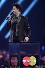 组图：主持格里姆肖为Lorde颁奖 上演同性激吻