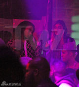 组图：比伯被捕前派对照曝光 裸上身与嫩模狂欢