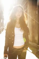 高清组图：孙萌巴塞罗那温情写真 展现知性气质