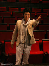 幻灯图：陆毅深夜拍大片 宣传世博不遗余力