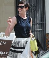 组图：海瑟薇淑女装扮出街 见狗仔瞬间变脸怒指