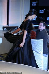 组图：白歆惠走秀摔跤出丑 弯腰提裙摆胸前险走光