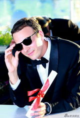 组图：戛纳电影节颁奖礼 获奖者亮相笑容洋溢