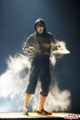 组图：吴建豪6月发新专辑 洒金粉秀功夫舞蹈