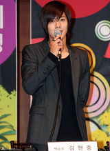 高清图：金贤重帅气宣传《恶吻》 与郑素敏亲密合影