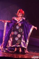 组图：幸田来未开唱变身蓝色妖姬 撅臀秀S曲线