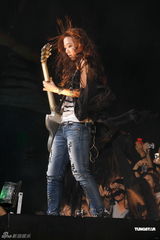 组图：陈綺贞小巨蛋开唱 脚踏车上场展独特摇滚风