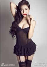 组图：越南网络红人小逸晒私照 童颜巨乳晒半球