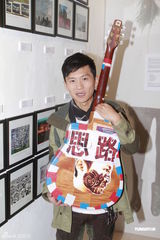 组图：创作歌手林一峰摄影作品展获赠思路吉他