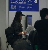 组图：汤唯返京现身机场 风衣仔裤有文青范儿