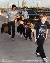 幻灯图集：贝克汉姆携三子回国度假 克鲁兹扮小猴