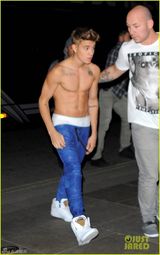 组图：比伯生日凌晨赤膊走街被拍 哈腰露屁股