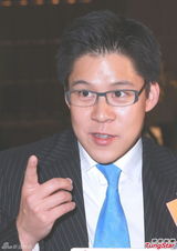 组图：霍启刚升级当爸满面笑容