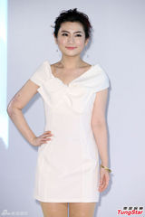 组图：Selina被夸变瘦开心 胳膊伤痕仍明显