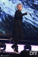 组图：EXO办回归秀咆哮掀高潮 女歌迷激动晕倒