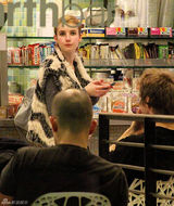 组图：艾玛-罗伯兹街拍LOOK奶油色黑纹马甲保暖