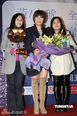 组图：黄小琥上海签售和粉丝大方拥抱赠签名吉他