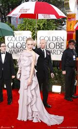 高清组图：克洛伊-塞维尼荷叶边礼服充满膨胀感 