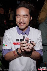 组图：谢安琪教儿子抗流感 林德信光脚秀瑜伽