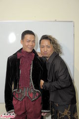 组图：谢天华化身欧洲王子搞笑亮相《福禄寿》