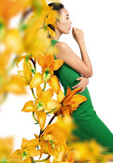 组图：童瑶化身“花仙子”新色系大片温暖如春