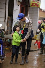 组图：爸爸去哪儿第六期海量图 萌宝帅爸卖菜忙