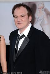 组图：导演昆汀-塔伦蒂诺携女伴亮相红毯