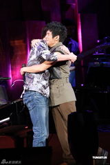 组图：曹格个唱力证与侧田兄弟情 刘德华低调助阵